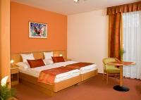Czterogwiazdkowy Hotel Kalvaria w centrum Gyor - obszerny pokój dwuosobowy