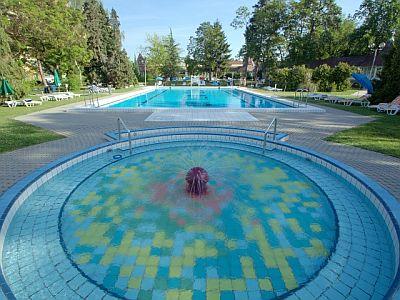 Piscina per nuotare e piscina per i bambini nel parco benessere a Heviz - Hunguest Hotel Helios - Hunguest Hotel Helios*** Heviz - hotel termale e benessere a Heviz a prezzi favorevoli