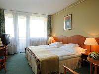Beschikbare tweepersoonskamer in het gerenoveerde Hotel Helios in Heviz, Hongarije