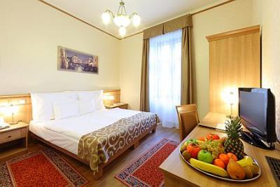 Chambre à bas prix pour un séjour spa ou des vacances de famille à Veszprem en Hongrie, près du lac Balaton - ✔️ Hotel Historia Veszprem - Logement pas cher au centre-ville de Veszprem, avec des prestations de bien-être