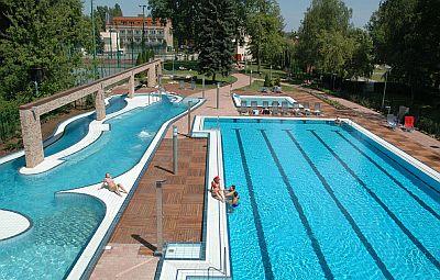 Hotel de Wellness y Conferencias de cuatro estrellas Hotel Holiday Beach - piscina - ✔️ Holiday Beach Hotel**** Budapest - Wellness y Conferencias Hotel de 4 estrellas en Budapest