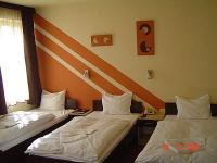 Agoston Hotel Pecs - habitación elegante con 3 camas en el centro de Pecs en preció rebajado