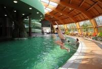 Hôtel Aqua Sol en Hongie à Hajduszoboszlo avec prestations et traitements de bien-être des piscines balnéaires avec demi-pension