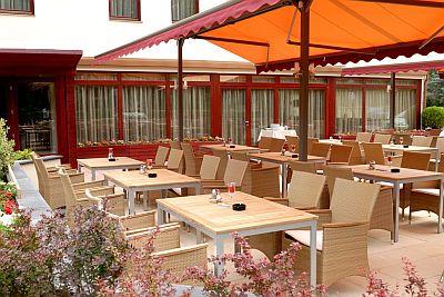 Alojamiento en Sarvar - Hotel de 4 estrellas en Sarvar - Hotel Bassia cerca del baño termal de Sárvár - Restaurante terraza - Sarvar - Hungría - restaurante - ✔️ Hotel Bassiana**** Sárvár - hotel de 4 estrellas en Sarvar