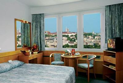 Pokój w czterogwiazdkowym Hotelu Budapest - okrągły Hotel Budapeszt w Budzie - ✔️ Hotel Budapest**** Budapest - Słynny hotel z ofertami promocyjnymi blisko do pł. Moszkva
