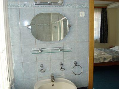 Salle de bain à l'Hôtel City Szeged - chambres bon marché - Hotel City Szeged - appartement-hotel dans le centre de Szeged