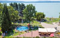 Vista panoramica sul lago dalle camere superiori dell'Hotel Club Tihany - albergo a 4 stelle a Tihany sulla riva del lago Balaton con spiaggia