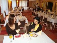 Restaurant in het Hotel Drava in Harkany in een romantische omgeving