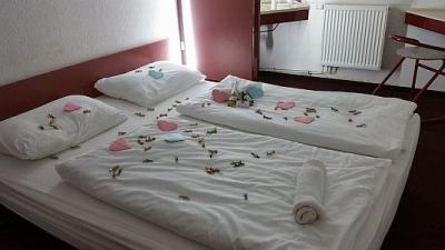 Habitación de tres camas en Torokbalint, en el Hotel Drive Inn, al lado de las autopistas M1 y M7 - Hotel Drive Inn*** Törökbálint - Hotel cerca de la autopista M1 y de Budapest