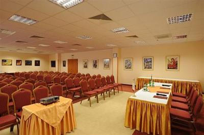 Salle de conférence et salle de spectacle à Eger - ✔️ Hunguest Hotel Flora*** Eger- hotel centre bien-être et thermal à Eger