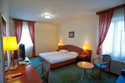 Cameră în hotel ieftin de 3 stele - Hotel Gastland M0 - Szigetszentmiklos, Ungaria - ✔️ Hotel Gastland M0*** Szigetszentmiklos - Hotel de Szigetszentmiklós
