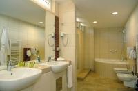 Wellness Hotel Gyula - 4* hotel de bienestar con baño moderno