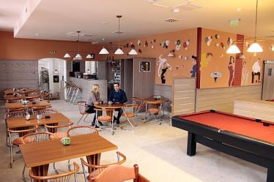 La brasserie de L'Hôtel Harom Gunar de 4 étoiles - billiard et darts - Club Belaggio - ✔️ Hotel Három Gúnár**** Kecskemét - et le centre de conférence Kecskemet