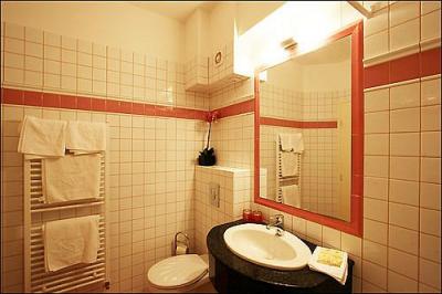 La salle de bains de l'Hôtel Irottko á Koszeg - l'hôtel de 3 étoiles au pied des Alpes en Hongrie - ✔️ Hôtel Írottkő*** Kőszeg - l'hôtel avec 3 étoiles et les prestations de bien-être et des prix réduits au centre de la ville Koszeg