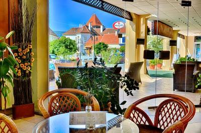 Lastminute hotel in Koszeg, Noordwest-Hongarije - Hotel Irottko - café - ✔️ Hotel Írottkő*** Kőszeg - 3 sterren hotel in het hart van Koszeg met uitstekende wellnessdiensten
