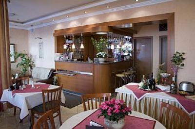Elegancka restauracja w Hotelu Isabell w Gyor - 4 gwiazdkowy hotel przy parku wodnym - Hotel Isabell Gyor - Czterogwiazdkowy hotel przy deptaku centrum Gyor, Węgry