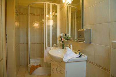 Fürdőszoba a 4 csillagos Hotel Isabell szállodában Győrben - Hotel Isabell Győr - 4 csillagos szálloda Győr belvárosában