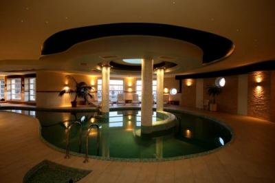 Внутренний бассейн в отеле Кикелет в г. Печ у подножья горы Мечек - ✔️ Hotel Kikelet Pecs**** - Отель Pecs