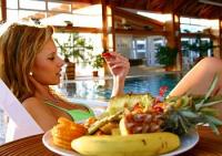 Hotel Marina-Port - Medence és gyümölcsöstál Balatonkenese - Kényeztető wellness hétvége a Balatonnál Balatonkenesén a Marina-Port wellness centrumban
