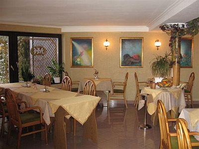 Зал для завтрака в красивом и спокойном отеле Молнар на горе Сечени - Hotel Molnar Budapest - Отель Молнар Будапешт