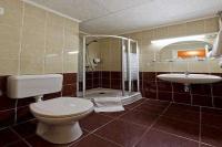 Affordable accommodation in Sopron in Hotel Palatinus - bathroom in the hotel