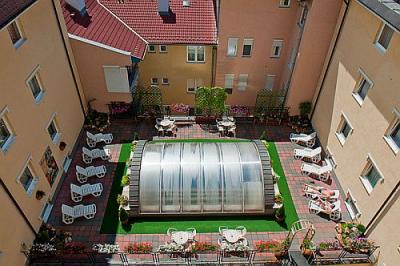 Appartamenti a Heviz all'Hotel Palace cortile interiore con piscina - hotel 4 stelle nel centro di Heviz nella strada principale - ✔️ Hotel Palace**** Hévíz - hotel di benessere Palace Palota a Heviz