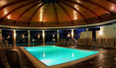 Premium Hôtel Panorama Siofok au lac Balaton en Hongrie - nouvelle piscine de l'hôtel au week-end de bien-etre - Prémium Hotel Panoráma**** Siófok - Hôtel spécial bien-être à Siofok en demi-pension