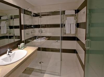 Modern és elegáns fürdőszoba a 4 csillagos budepesti Hotel Aquaworldben - ✔️ Aquaworld Resort Budapest**** - Akciós Aquaworld vízibirodalom Budapesten