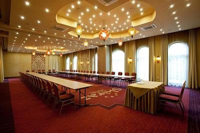 Зал для проведения мероприятий при Конференц-Велнес Отеле Mesés Shiraz  - Hotel Shiraz**** Egerszalok - Акция на номера Конференц - Велнес Отеля Shiraz в городе Эгерсалок