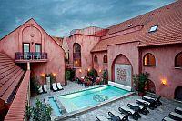 Hotelul Fabulos Shiraz aşteaptă oaspeţii cu oferte promoţioanle în Egerszalok. Curtea interioară wellness