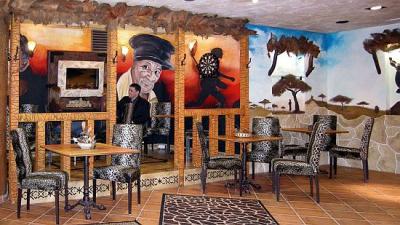 Club africano en el Hotel Villa Classica en Papa - alojamiento barato en Hungría - ✔️ Hotel Villa Classica - Hotel de 4 estrellas en Papa