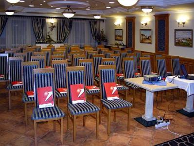 Sala conferenza ben attrezzata all'Hotel Villa Classica a Papa - ✔️ Hotel Villa Classica Papa - hotel 4 stelle a Papa