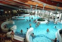 Fin de semana wellness en Papa - Hotel Villa Classica - piscina enorme en el Hotel Villa Classica en Papa - Hungría