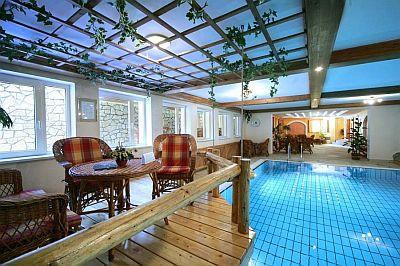 Hôtel Villa Medici pool - ✔️ Hôtel Villa Medici Veszprem - l'hôtel de wellness de 4 étoiles á Veszprém aux prix favorables