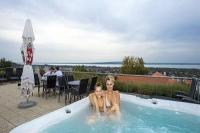 Hotel Zenit Balaton - oferty wellness i serwis spa. Jacuzzi na tarasie 