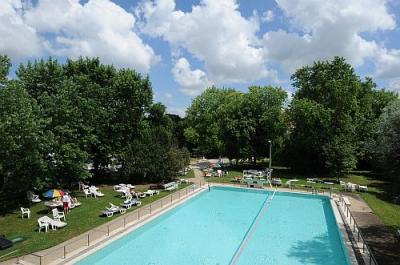 Zwembad buiten in Hajduszoboszlo Hongarije - ✔️ Hotel Hőforrás Hajdúszoboszló - slechts 500 m van het stedelijke thermale bad.