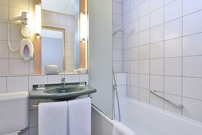 Higienyczna łazienka w Hotelu Ibis Budapeszt, tani nocleg na Węgrzech - ✔️ Ibis Budapest Citysouth*** - Zdyskontowany hotel Ibis w pobliżu lotniska