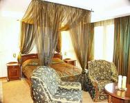 Chambre romantique et élégante avec le lit baldachin d'Hôtel Duna Relax Event Wellness Rackeve