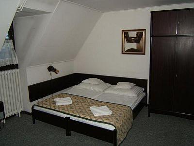 Hotel Klastrom - tani pokój dwuosobowy - Hotel Klastrom Gyor - tani hotel z HB w samym centrum Győr 
