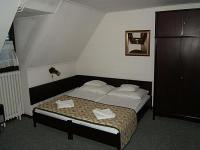 Klastrom Hotel olcsó és szép kétágyas szobája Győrben