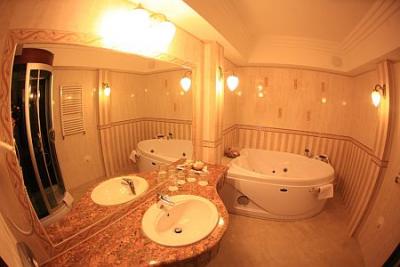 Camera con vasca all'Hotel Obester a Debrecen - Hotel Óbester*** Debrecen - hotel a quattro stelle nel centro di Debrecen
