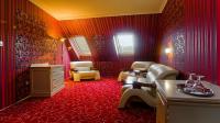 Luxe dakkamer in het Hotel Obester in het hart van Debrecen, Hongarije - een ideale accommodatie tijdens het Bloemencarnaval