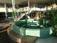 Centre de bien-être de l'Hôtel Ozon Matrahaza et son jacuzzi, ses piscines, et cabines de sauna