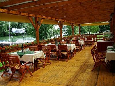 Grillterras en restaurant in Pension in Gyor, Hotel Amstel Hattyu - ✔️ Amstel Hattyú Győr**** - Kortingsherberg in het centrum van Győr, in de buurt van het thermale bad