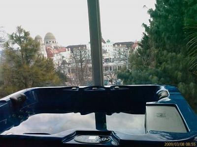Rummet med jakuzzi, och underbart utsikt i Budapest - Pensionat Kalmar Budapest - billigt och vacker hotell på Gellert berg, med panorama utsikt