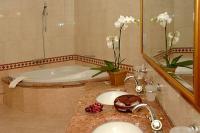 Fürdőszoba az 5 csillagos Termal Hotel  Polus Palaceban, Golfpálya Gödön