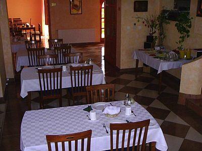 Sala śniadaniowa w Hotel Royal w Cserkeszolo - Royal Hotel*** Cserkeszolo - tani hotel w pobliżu term w Cserkeszolo