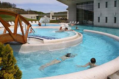 Énormes piscines extérieures à l'hôtel thermal et bienêtre Saliris Spa - ✔️ Saliris Resort Spa et Thermal Hotel Egerszalok**** - Hôtel thermal de bien-être à Egerszalok
