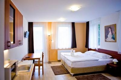 Bekvämt rum i Hotell Saphir Aqua Ungern - Saphir Aqua Aparthotel Sopron - et nyaste 4-stjärniga wellness hotellet i staden Sopron på gott pris