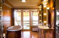 Elegant badrum från sviten i Hotell Silvanus Visegrad